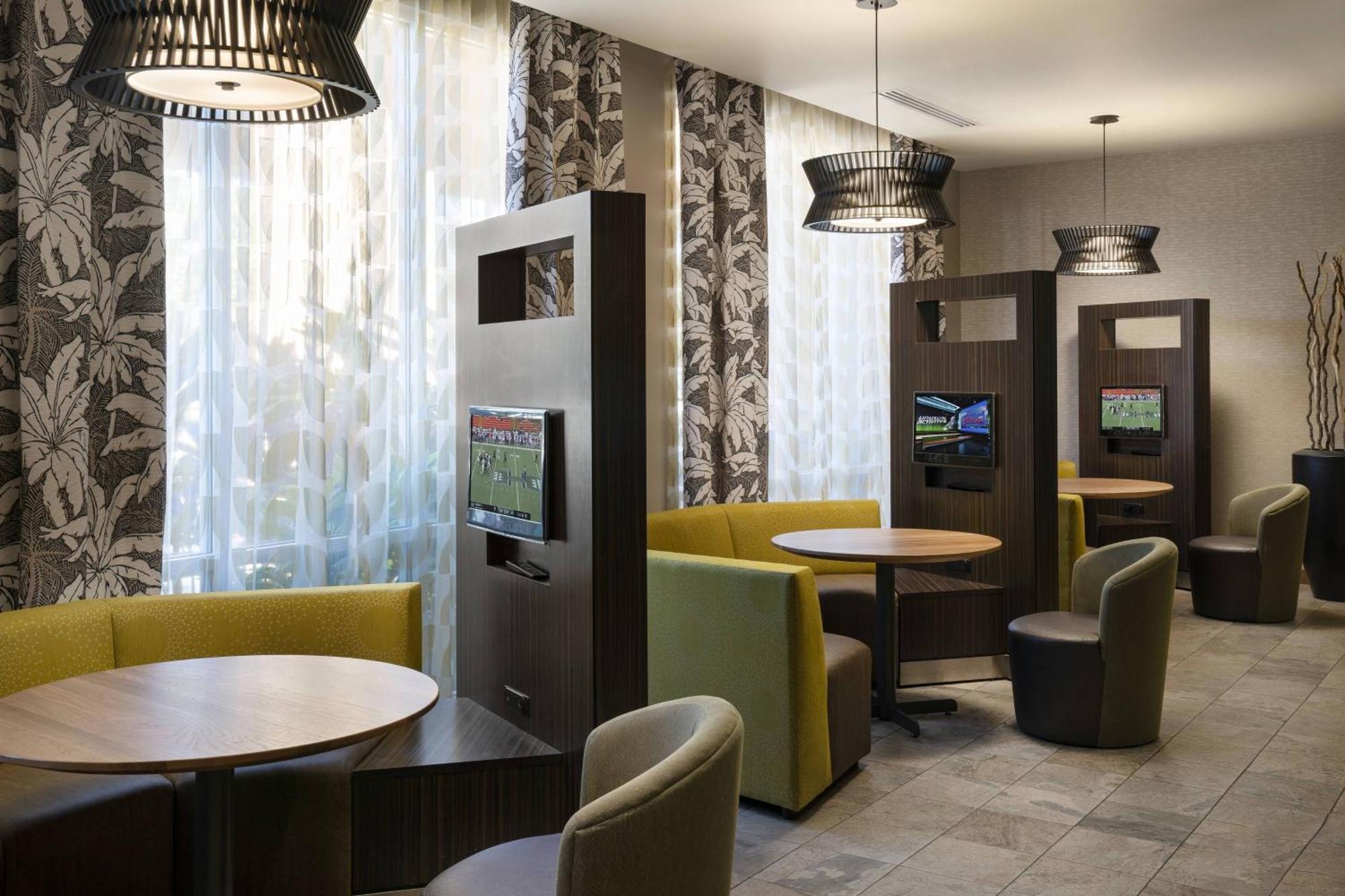Courtyard By Marriott Maui Kahului Airport Hotel Exterior foto